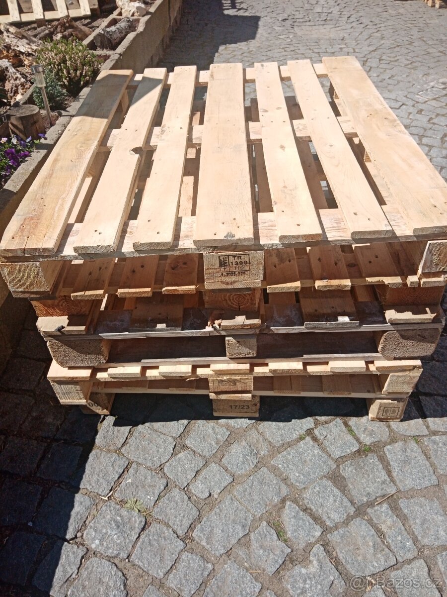 Dřevěná paleta 120 x 100 cm málo  použitá