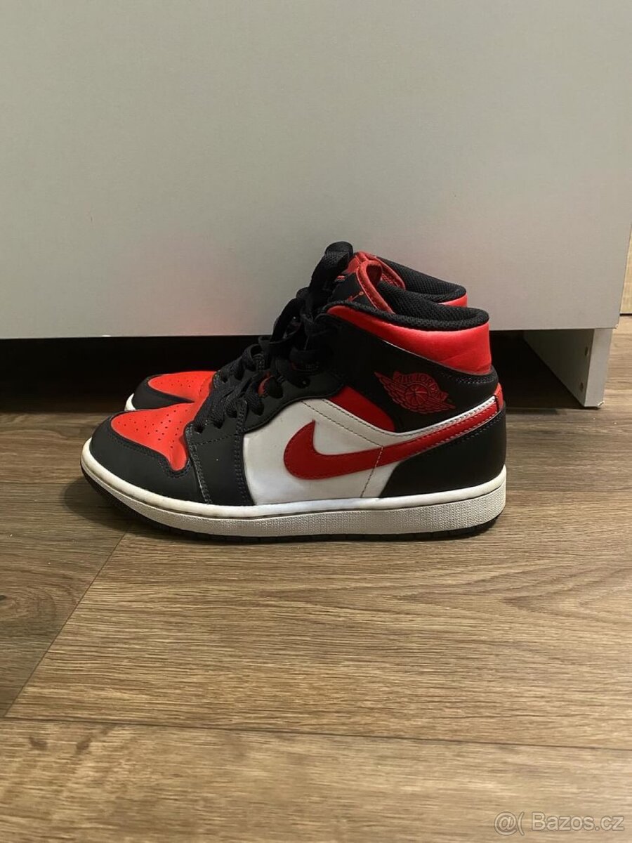 Jordan 1 mid Alternate Bred Toe