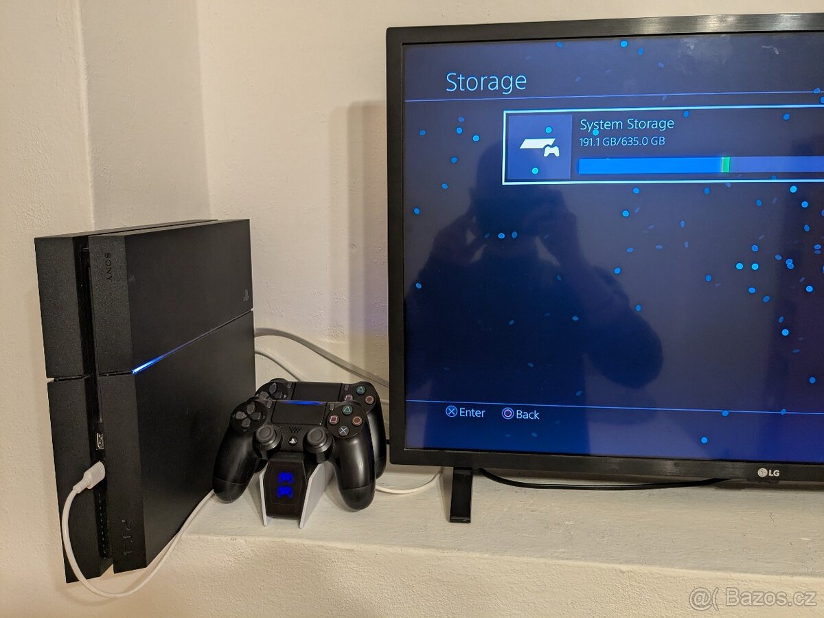 PlayStation 4 PS4 + 2 ovladače + nabíjecí stanice