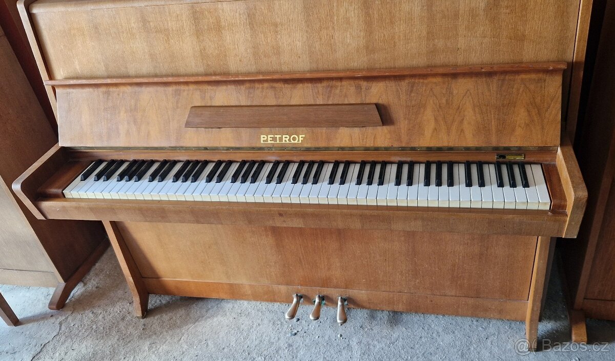 Piano Petrof K114 s 3 pedály - Hliníkový moderátor