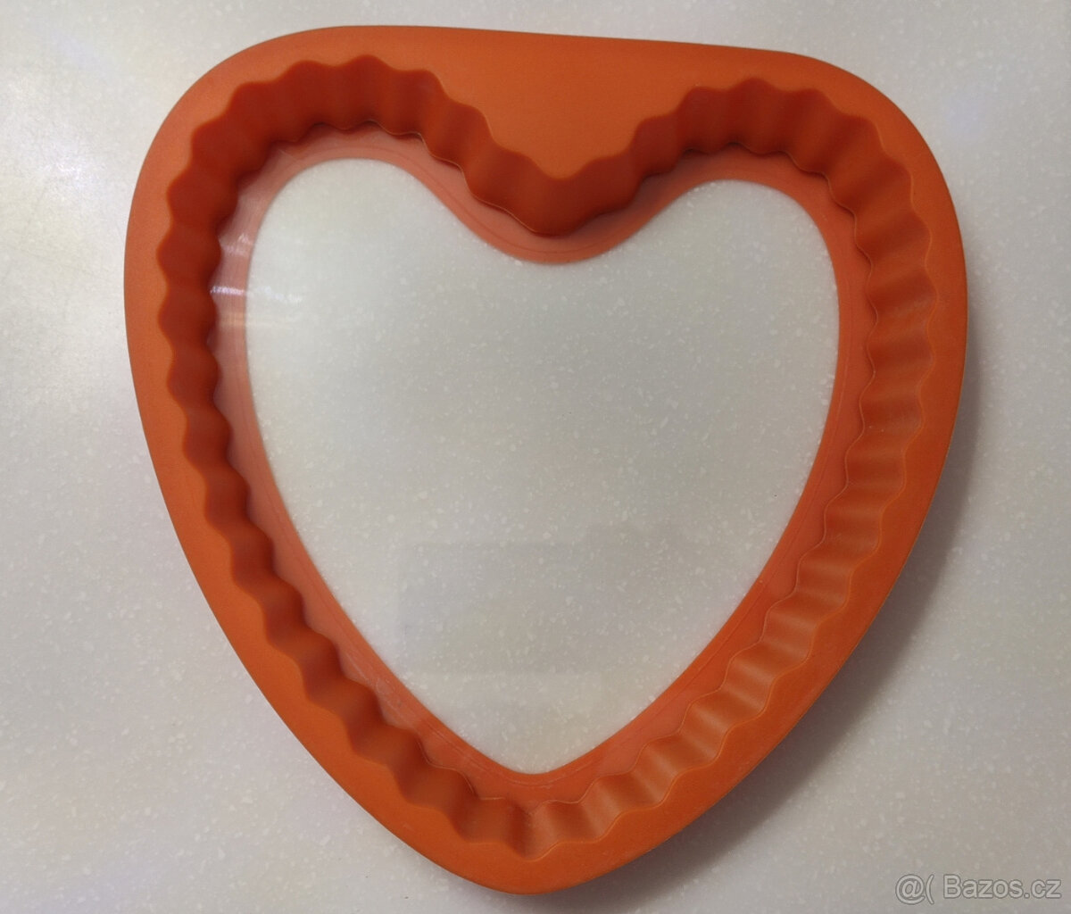 Pečící forma - srdce, plastová otočná miska a dřevěná miska