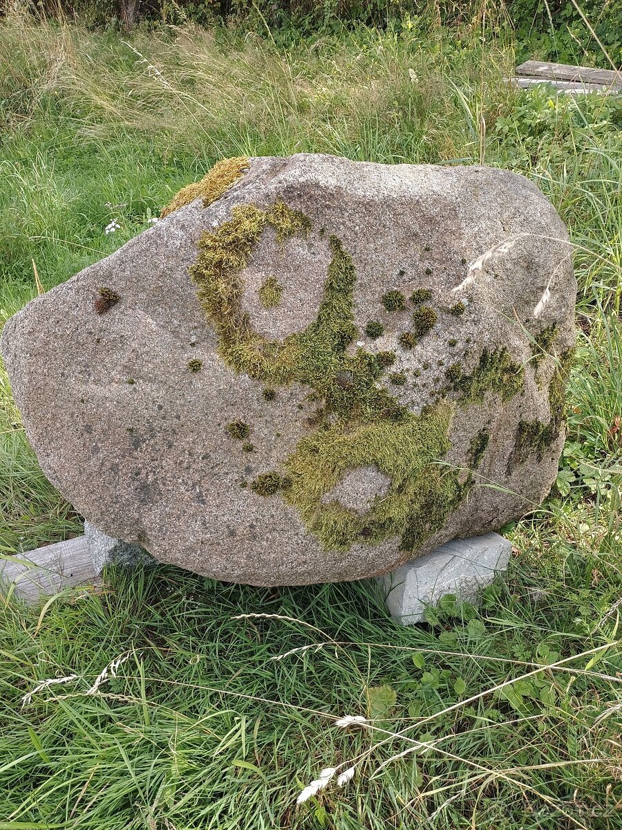 Kámen okrasný solitérní 1 metr žula.