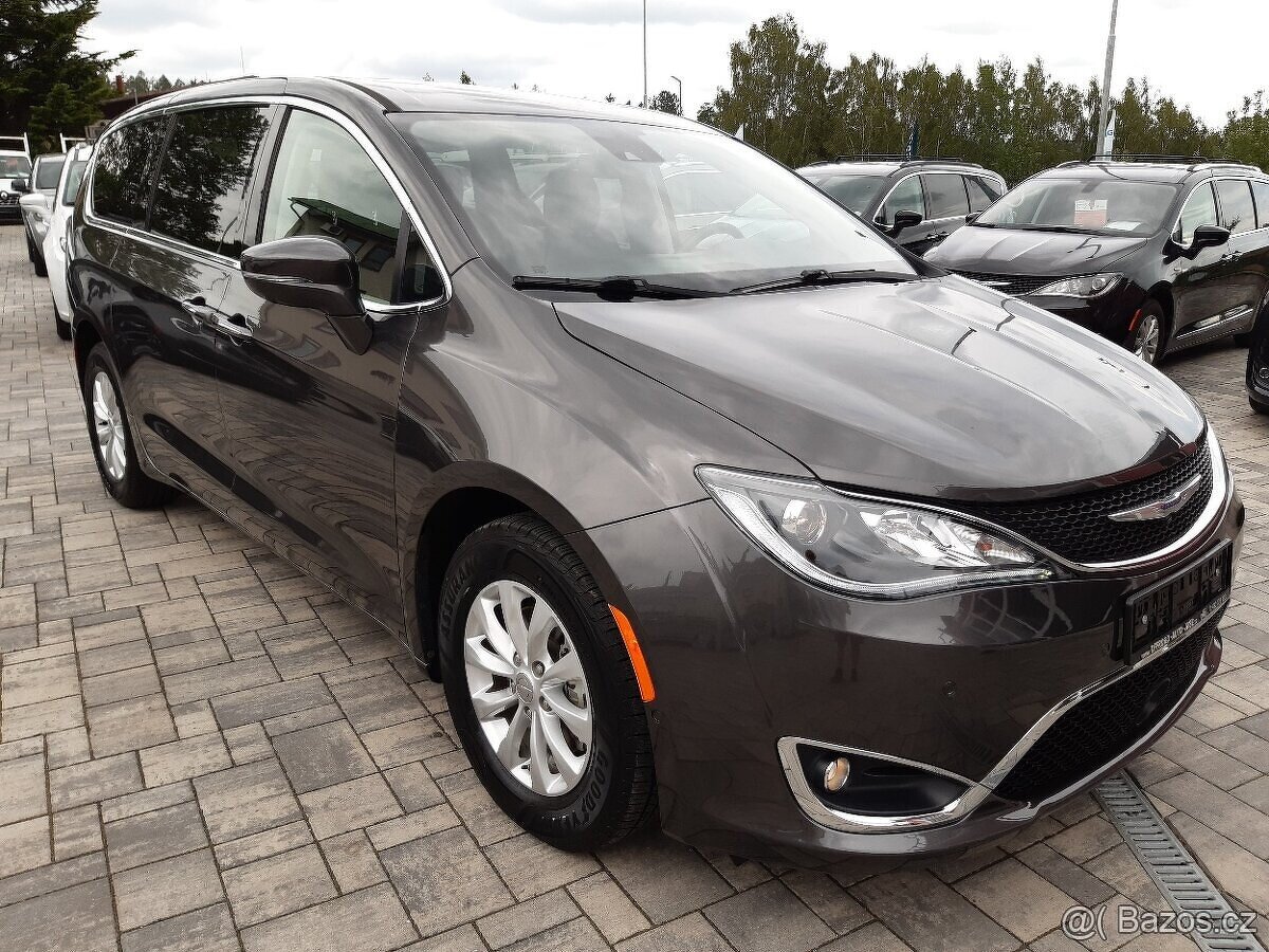 Chrysler Pacifica 3,6L kamera360,adapt.temp.auto parkování