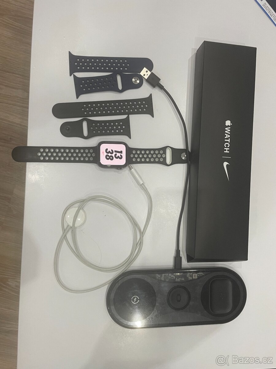 Apple Watch NIKE SE 44m GPS + 3v1 nabíječka