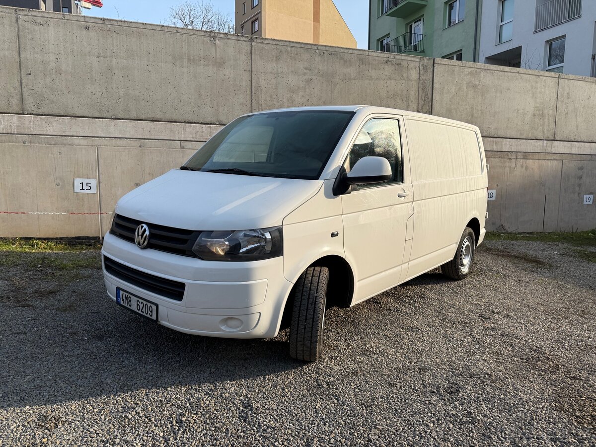 Volkswagen t5.1 transporter klima top stav TAŽNÍ