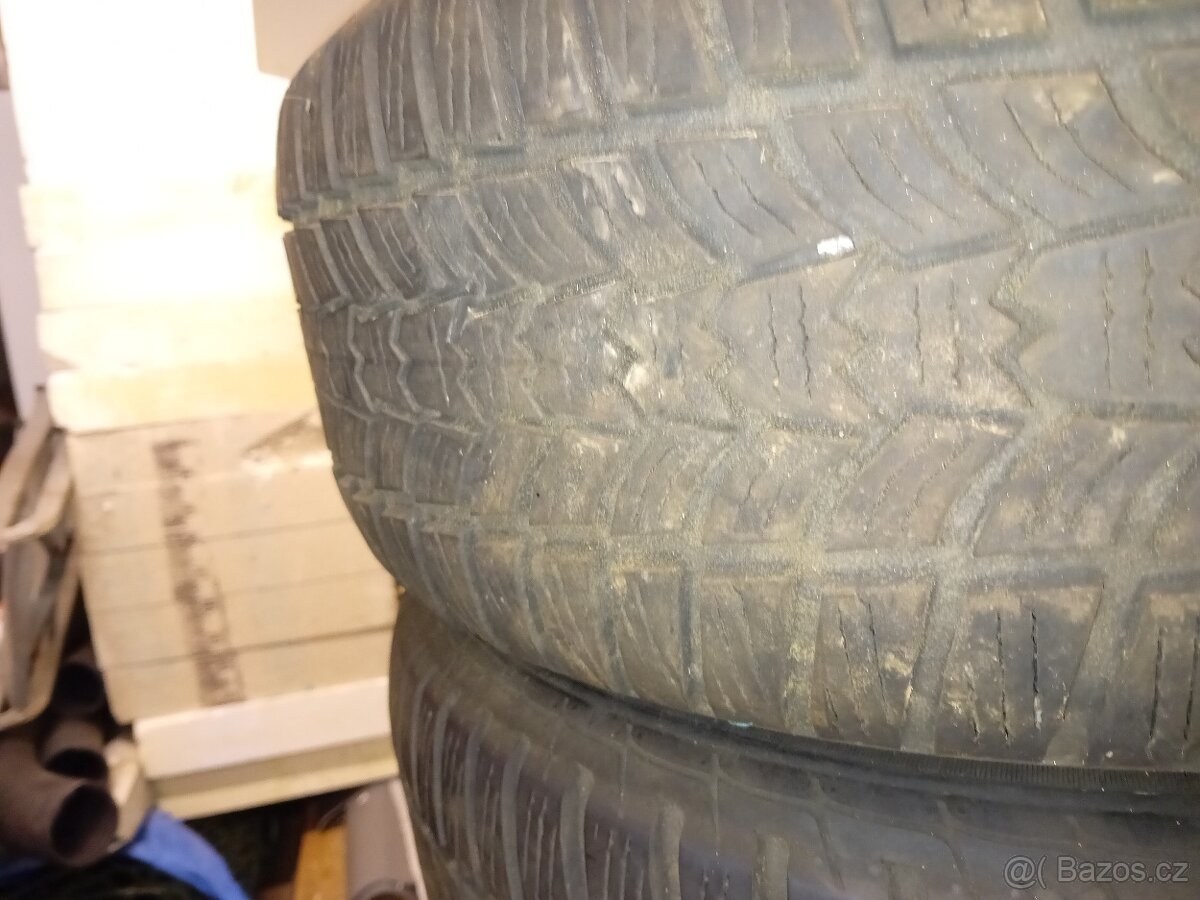 Zimni pneu 215/60 R16