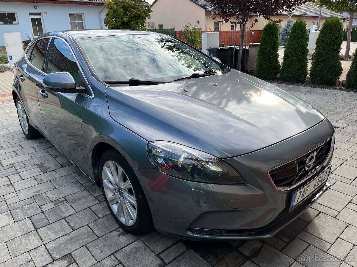 VOLVO V40 2.0D4 140KW MOMENTUM-AUTOMAT-NEZ.TOPENÍ