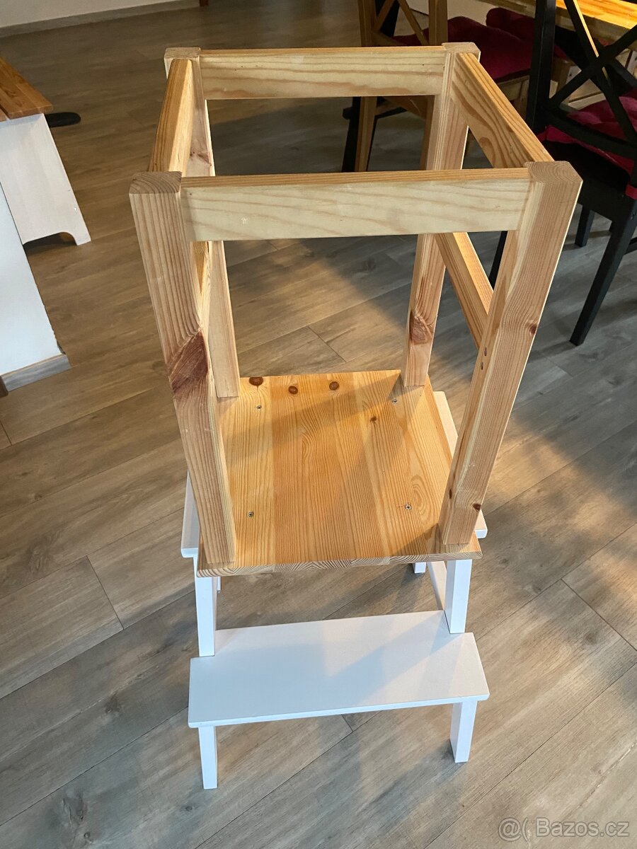 Učíci věž z Ikea stoliček