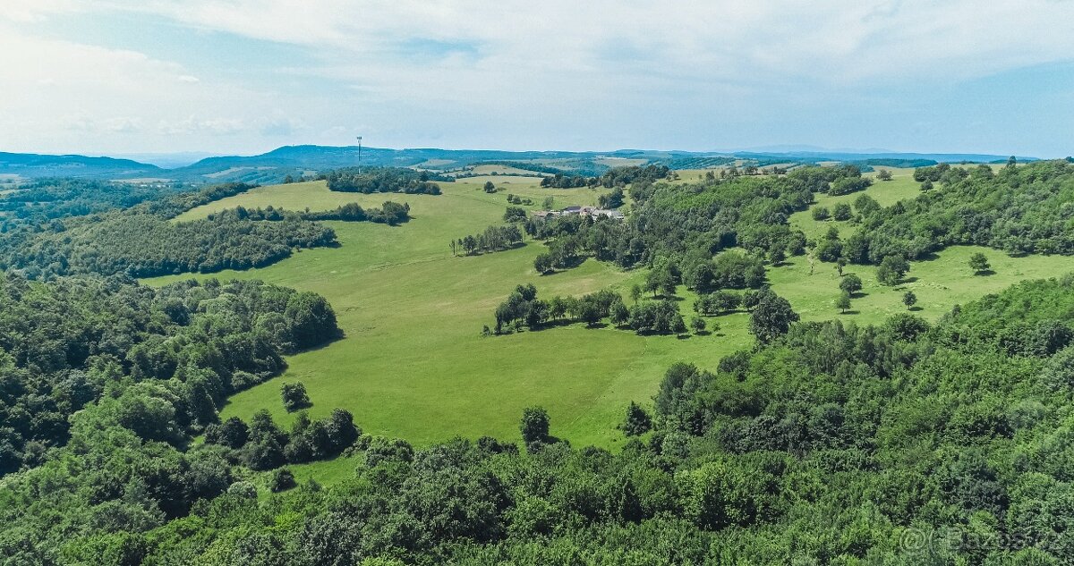 NA PRODEJ 70 HEKTÁŘŮ POZEMKU - RODINNÁ USADLOST