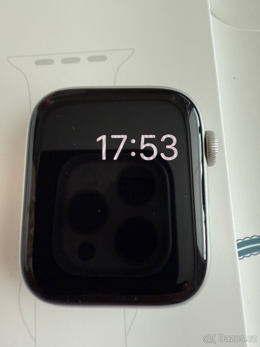 Apple Watch SE (2022) 44mm Cellular Stříbrný hliník