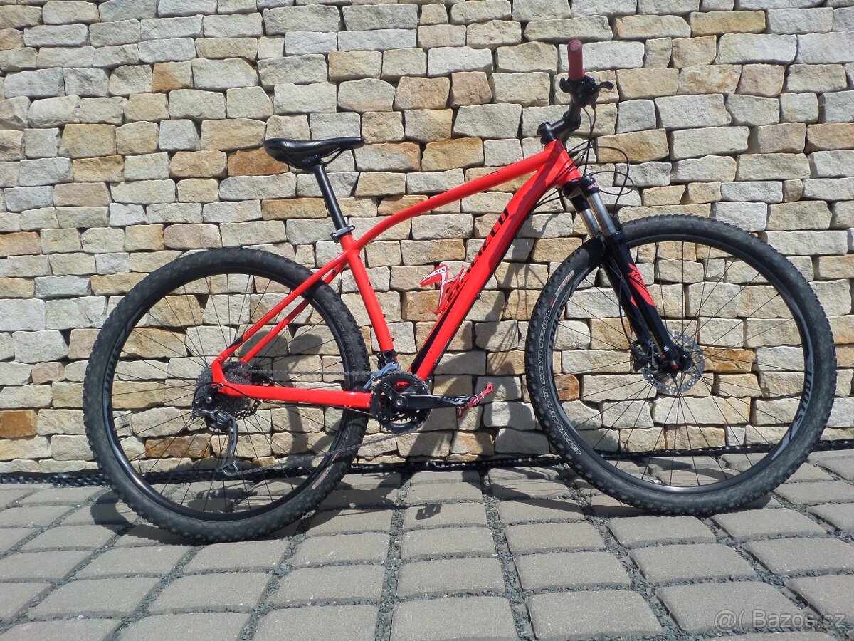 SPECIALIZED ROCKHOPPER 2016