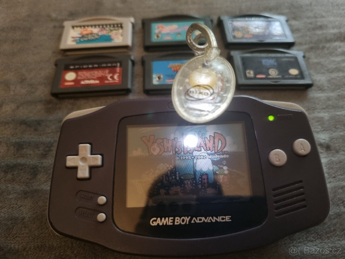 Gameboy advance + lampička + 7 her