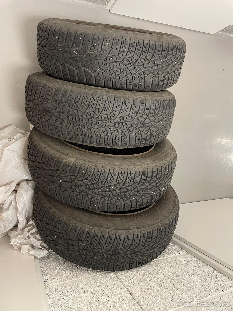 4x zimní Nokian 185/65 R15 pneu včetně plechového disku