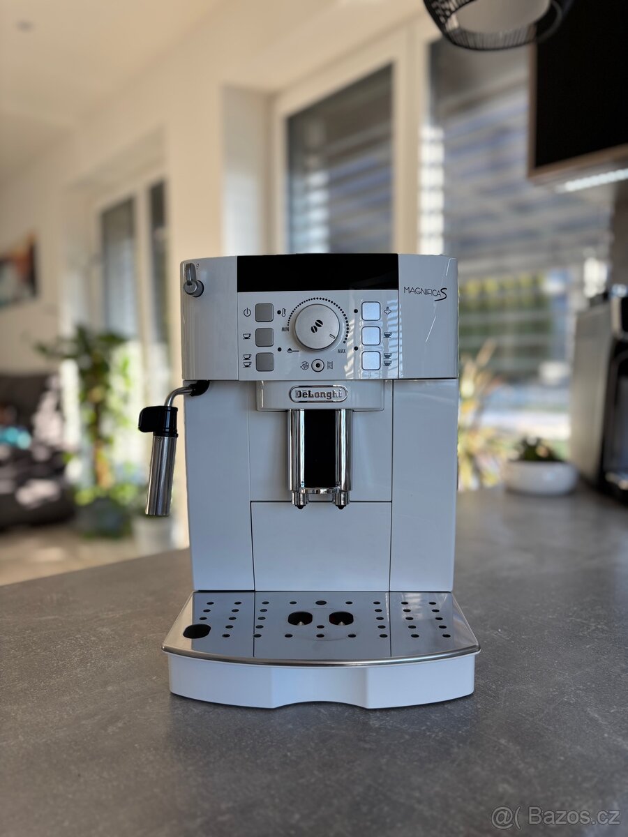 Kávovar DeLonghi Magnifica S ECAM bílý