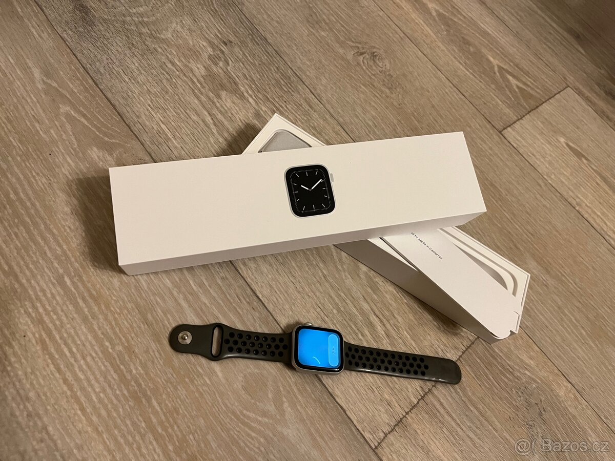 Apple Watch 5, 44mm, stříbrné