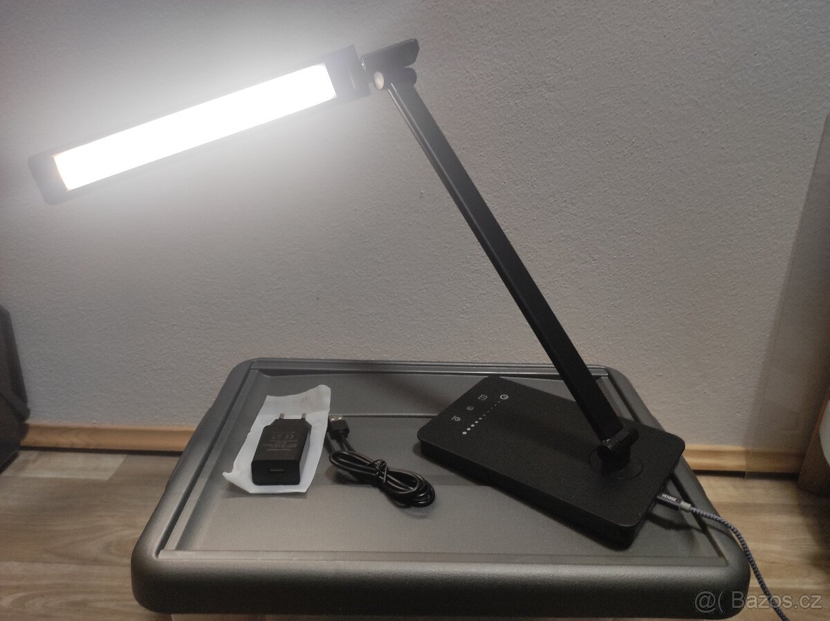 Nová černá LED lampa se dvěma nabíjecími porty