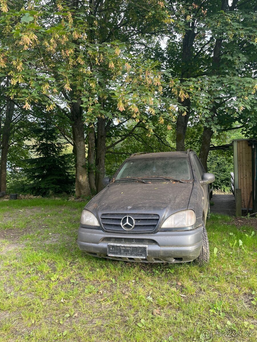 Mercedes, s trochou péče pojízdný