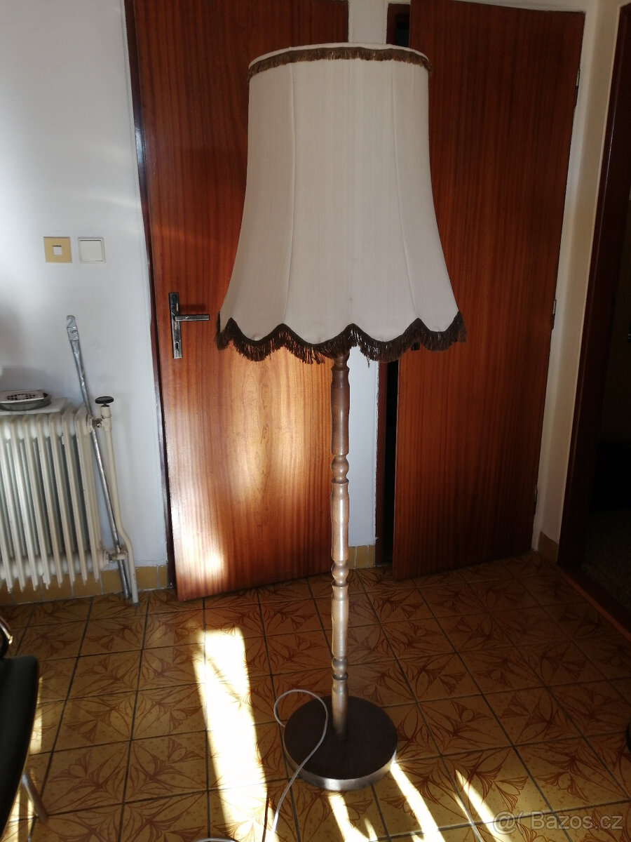 Lampa stojatá