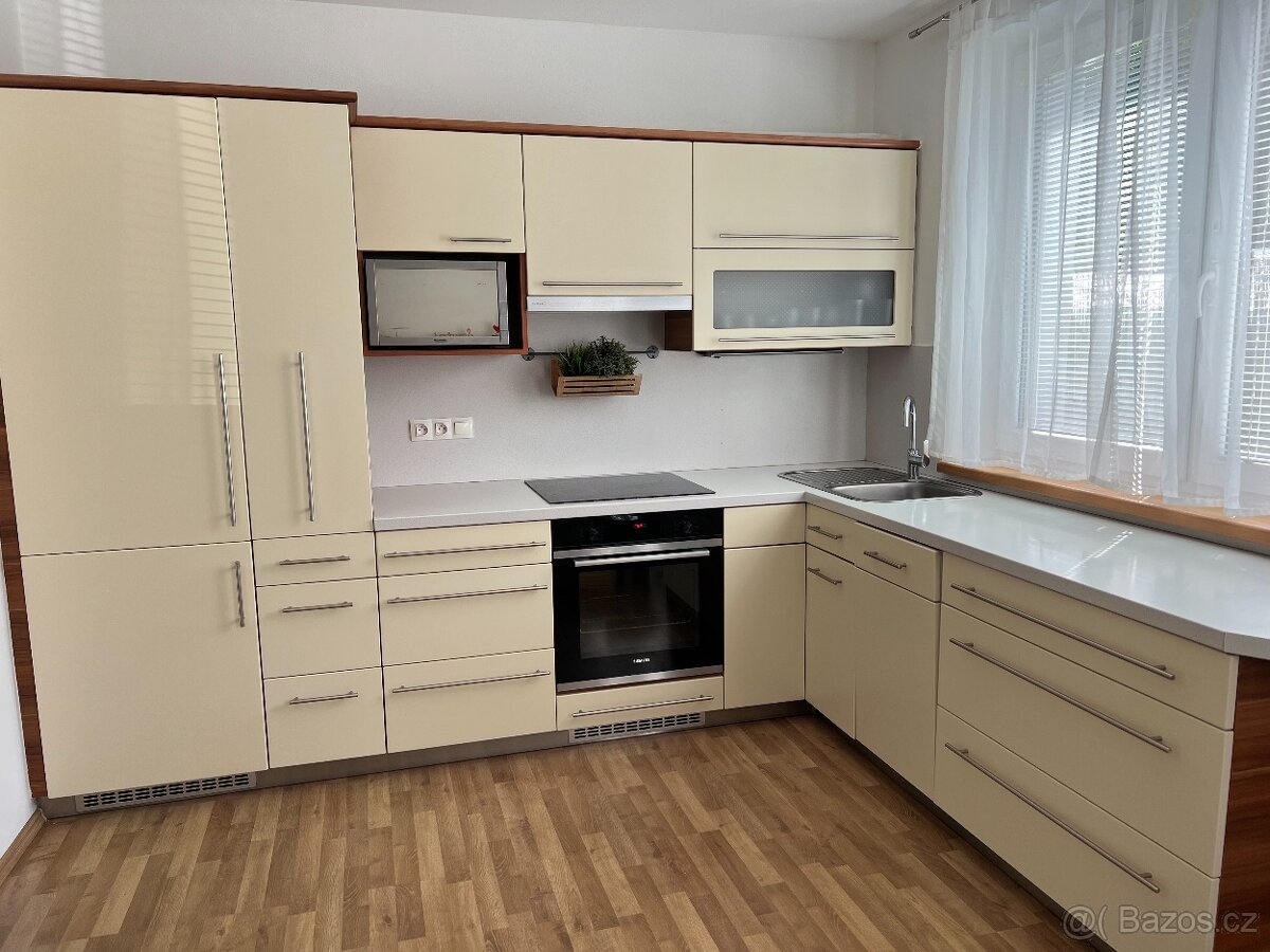 Kuchyně ve tvaru L, 300x170cm, krémová / dekor dřeva