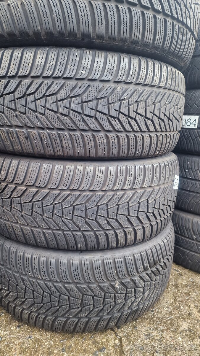 Prodám 4 zimní pneu HANKOOK 275/45/21,cena je za 4 kusy.Pouz