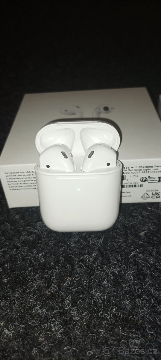 AirPods 2 generace s bezdrátovým nabíjením