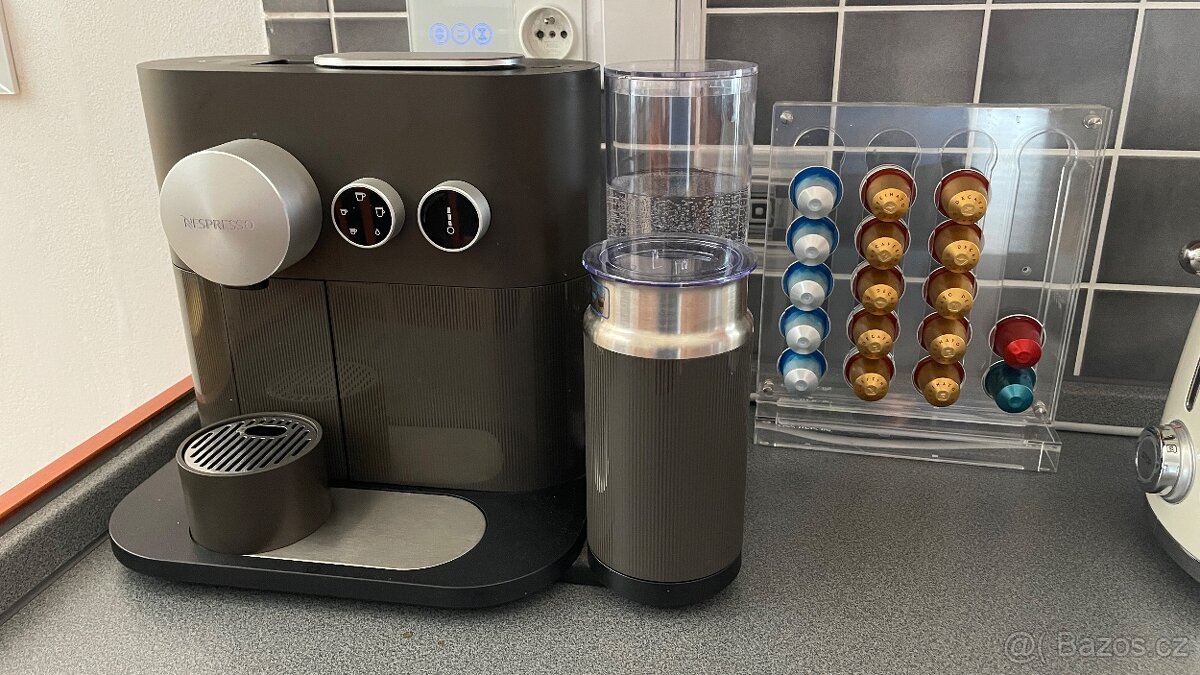 PRODÁNO  Kávovar na kapsle NESPRESSO DéLonghi Expert