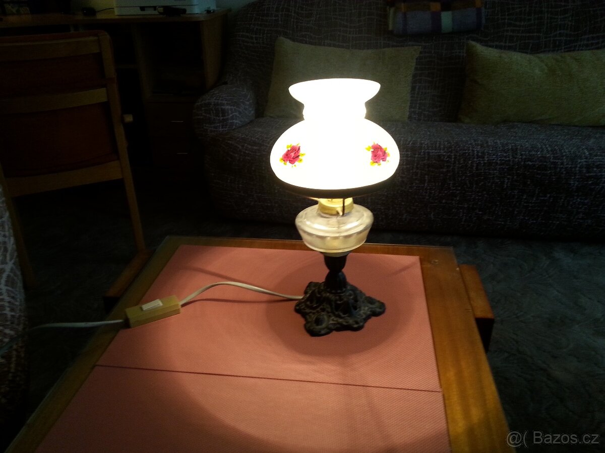 Stará stolní lampa ve stylu petrolejky předělaná