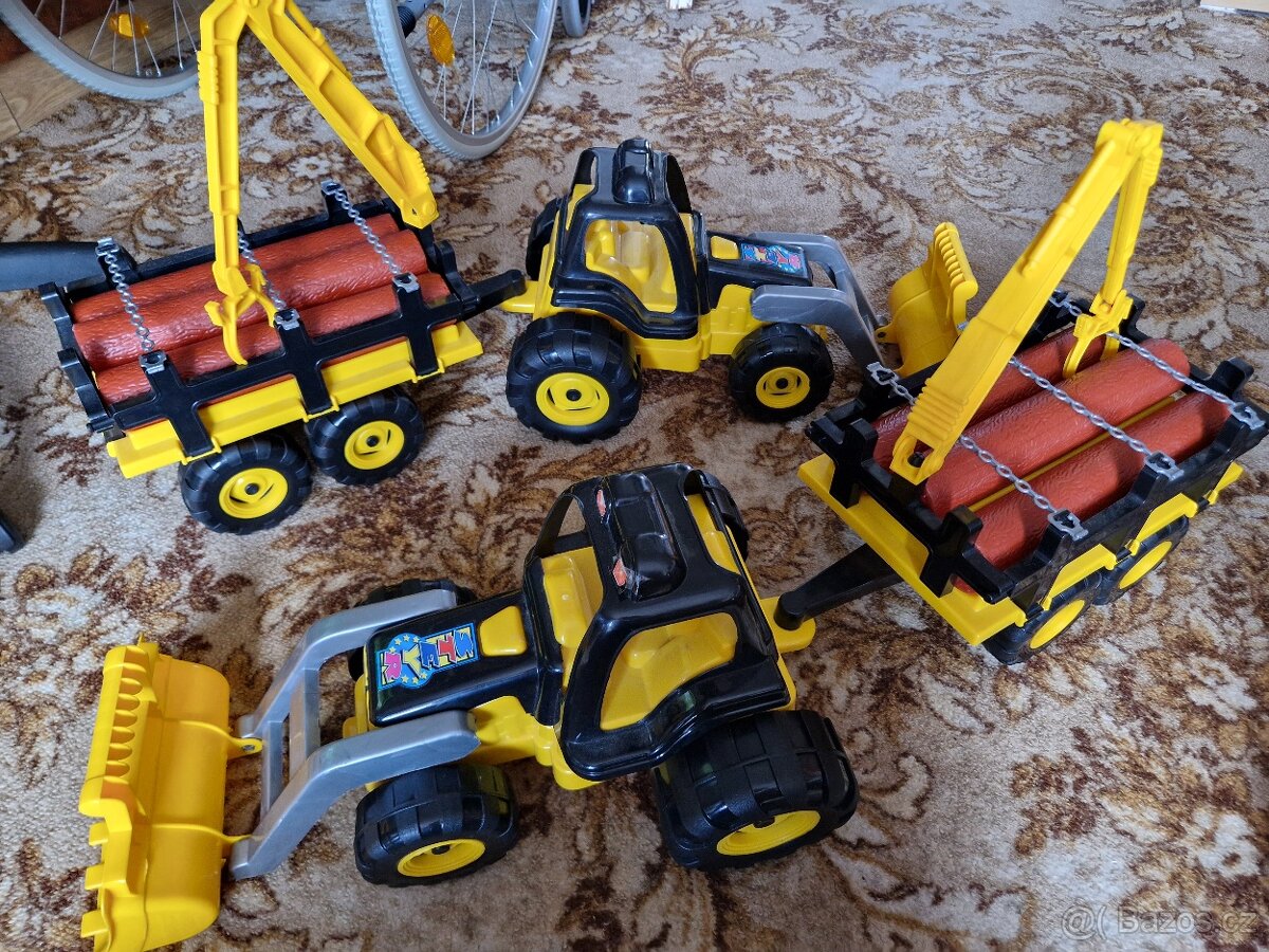 Traktor se lžíci a vlečkou s klàdami