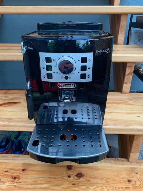 prodám tento použitý automatický kávovar DELONGHI ECAM22,110