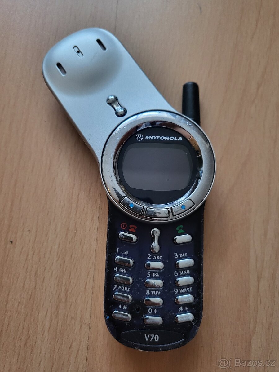 Motorola V70