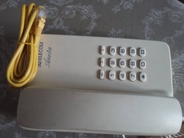 tlačítkový telefon