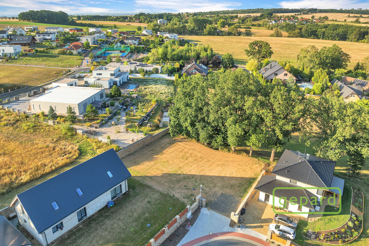 Prodej krásného stavebního pozemku 865 m2, nedaleko Prahy, o