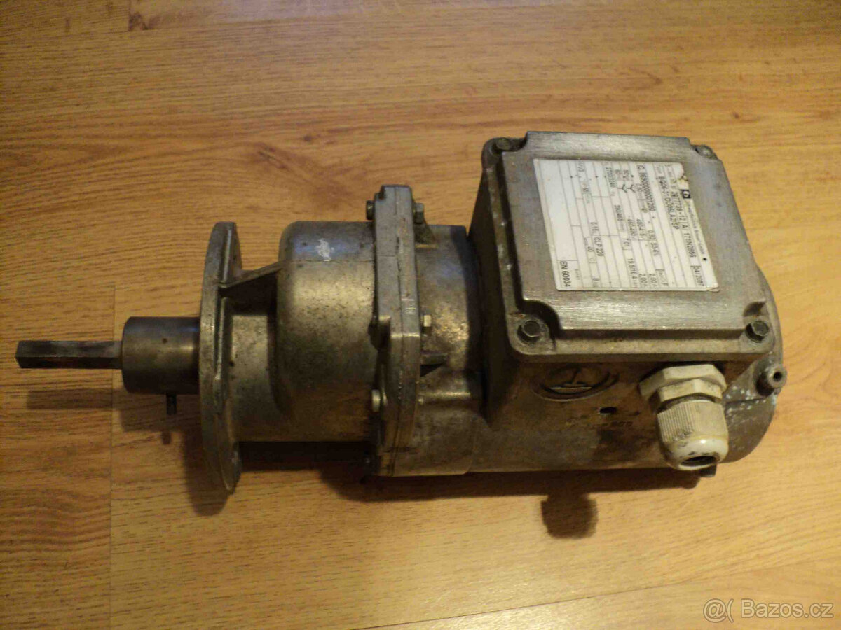 Elektromotor 400 V s převodovkou 390 ot. / min