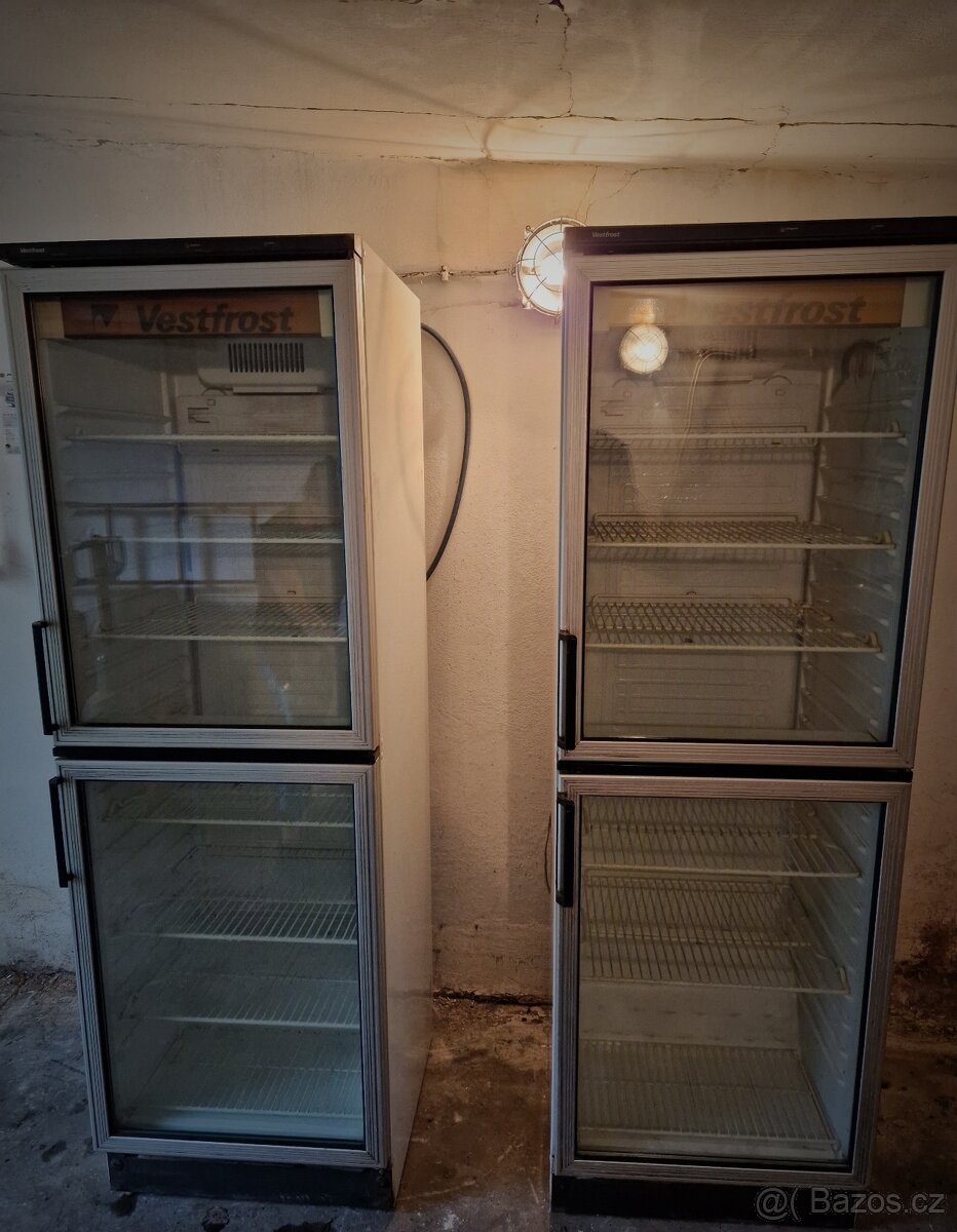 Prosklená lednice - vitrína