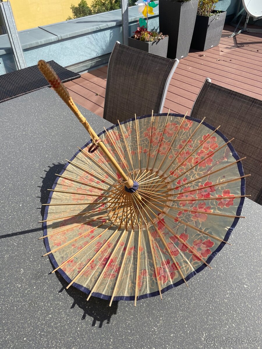 Starožitný japonský slunečník z voskového papíru