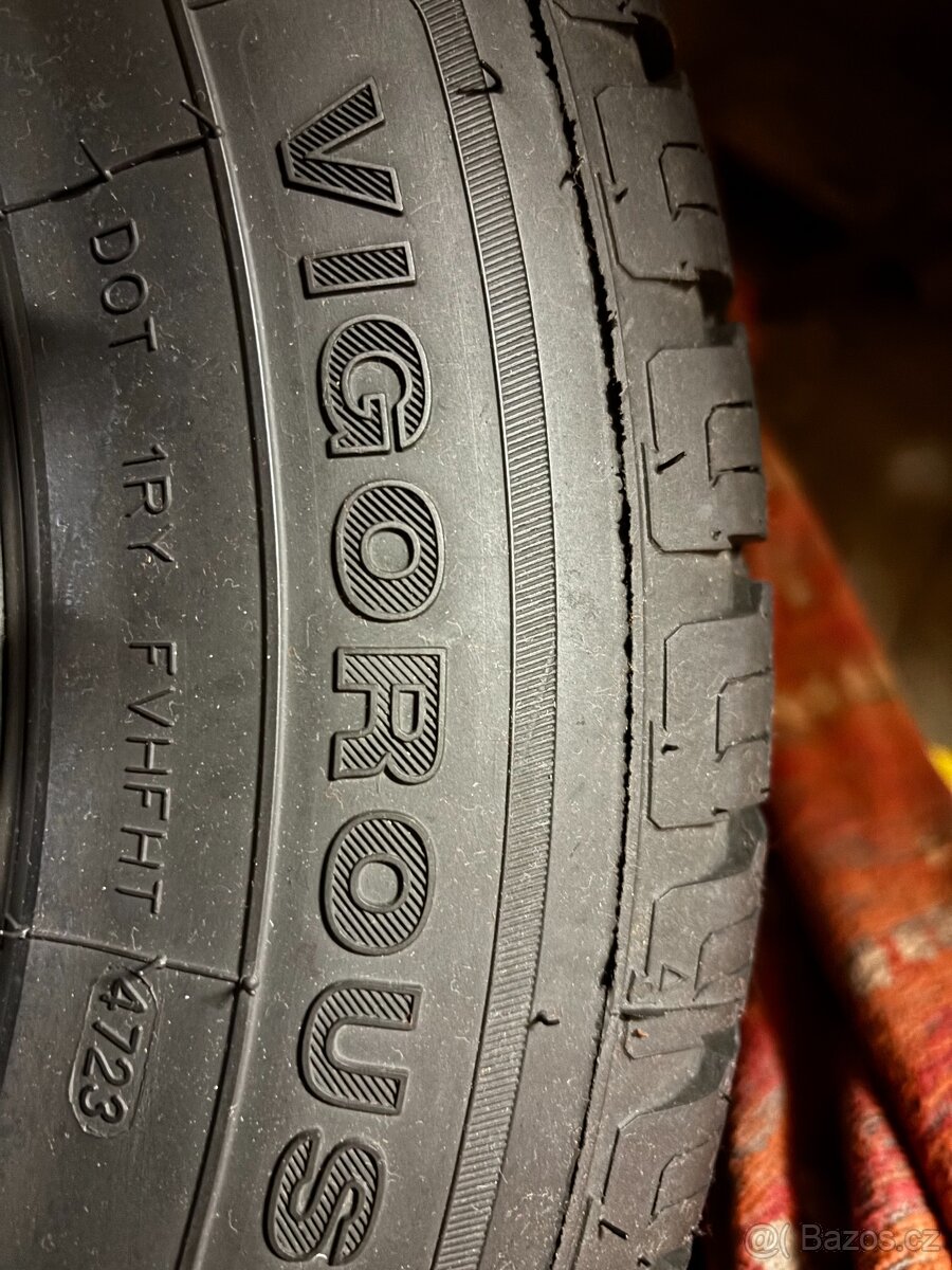 Pneu 215/65R17 M+S