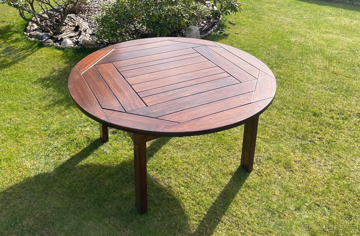Prodám zahradní dřevěný stůl