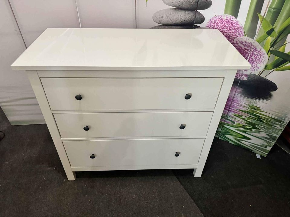 Pěkná bílá 3 šuplíková komoda Ikea Hemnes