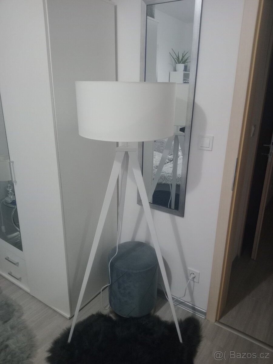 Nová stojací lampa