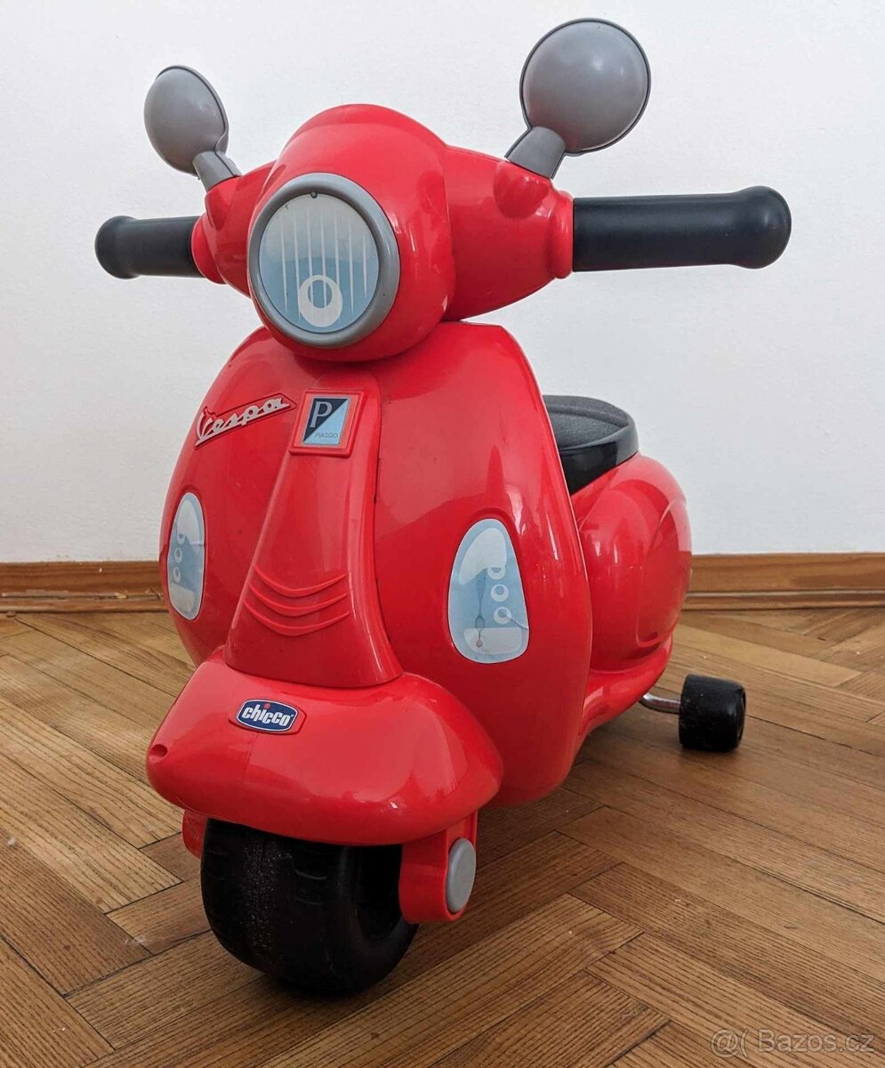 Dětské odrážedlo Chicco, skútr Vespa Primavera