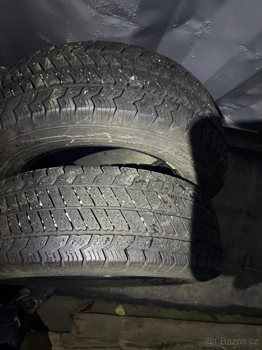 Prodám 2 ks Barum  snovanis 2 215/65r16C  zimní