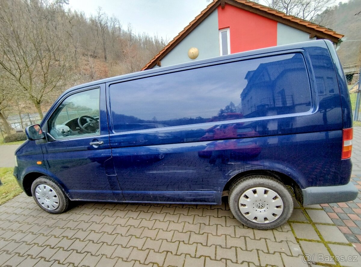 Volkswagen Transporter T5 – 2.5 TDI, automat, spací vestavba