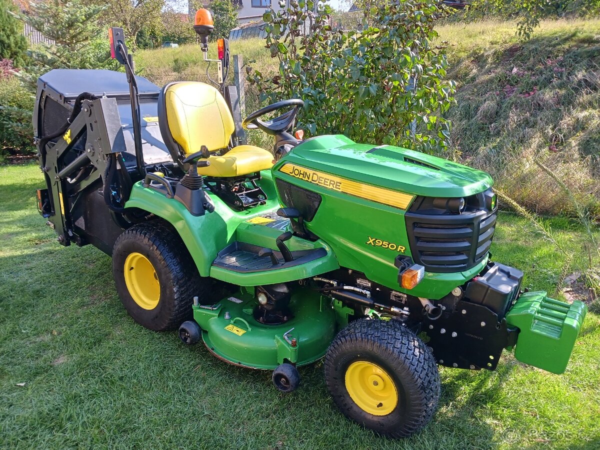 Zahradní traktor John Deere X950R s vysokým výsypem