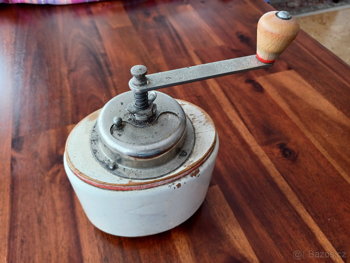 Starožitný mlýnek na kávu v původním stavu - funkční