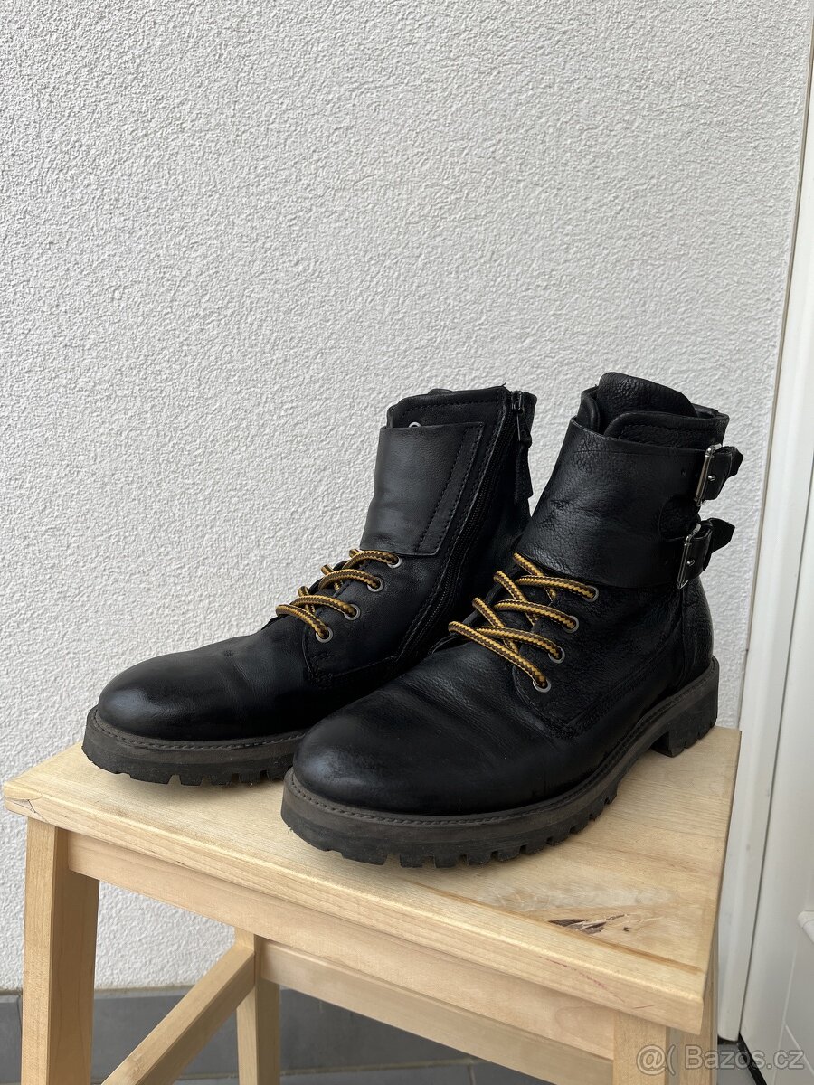 Pánské černé kožené šněrovací zimní boty od Baťa (44)