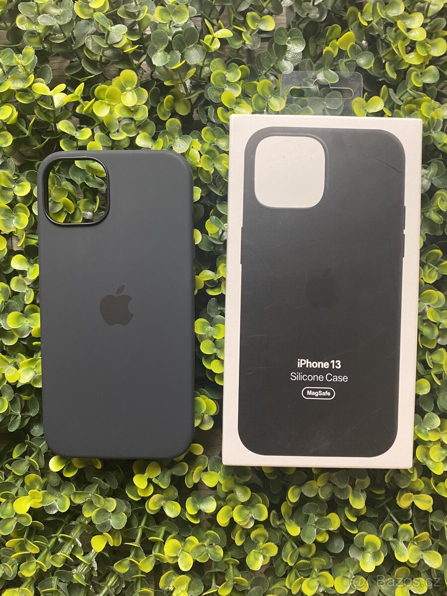 Černý silikonový kryt na Apple iPhone 13