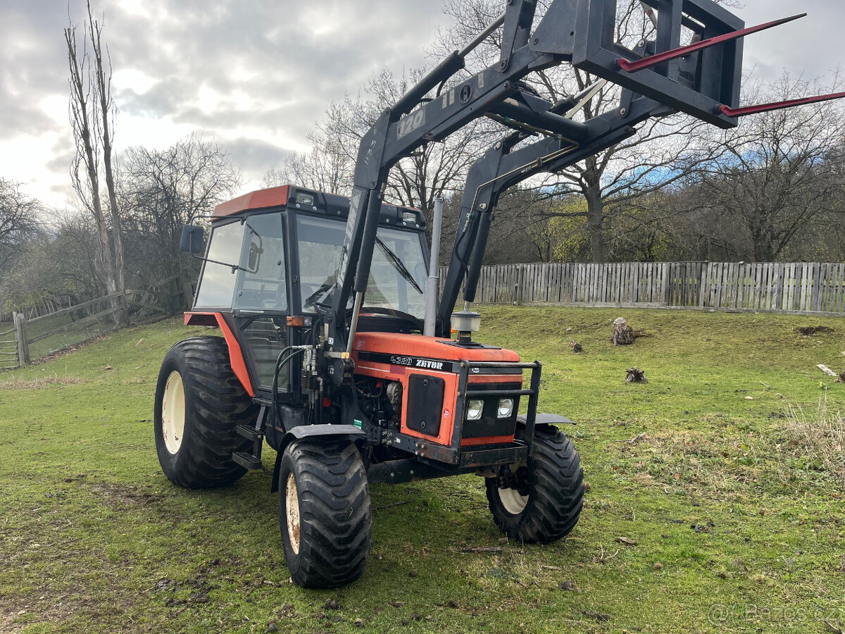 Zetor 4320 s  čelním nakladačem s SPZ