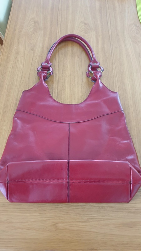 Červená kožená taška
