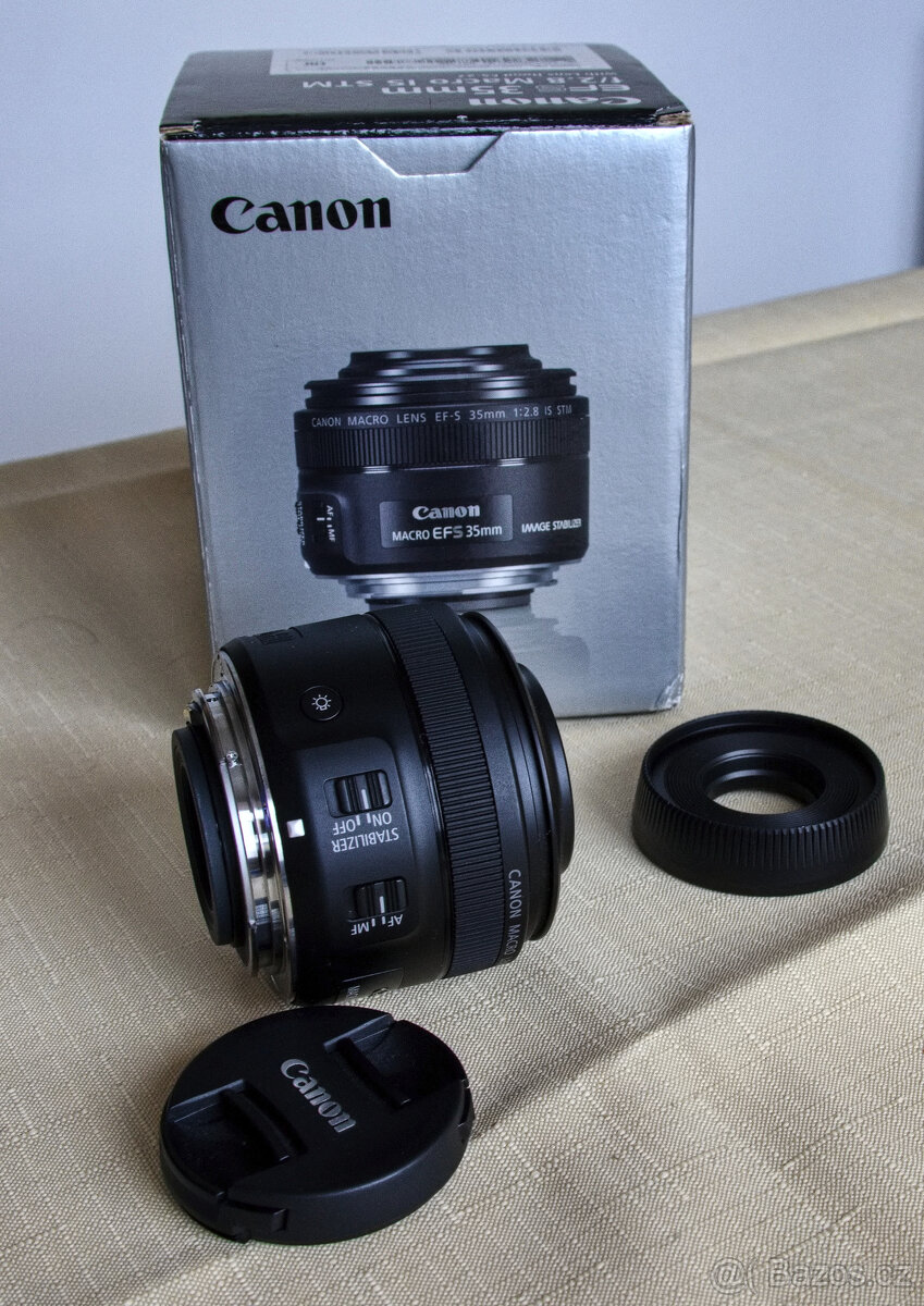 Canon EF-S 35 f/2.8 Makro IS STM s LED světlem