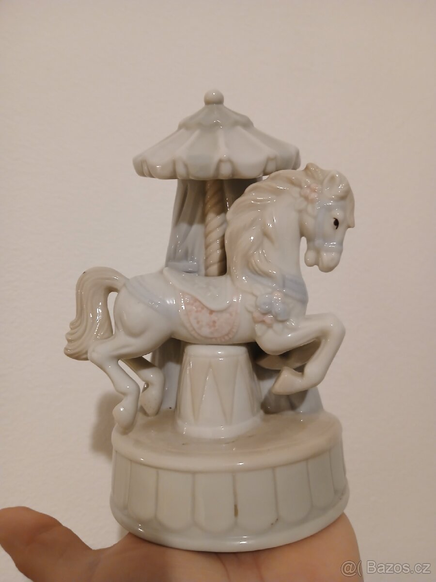 PORCELÁNOVÁ KOLOTOČOVÝ DESIGN KONĚ